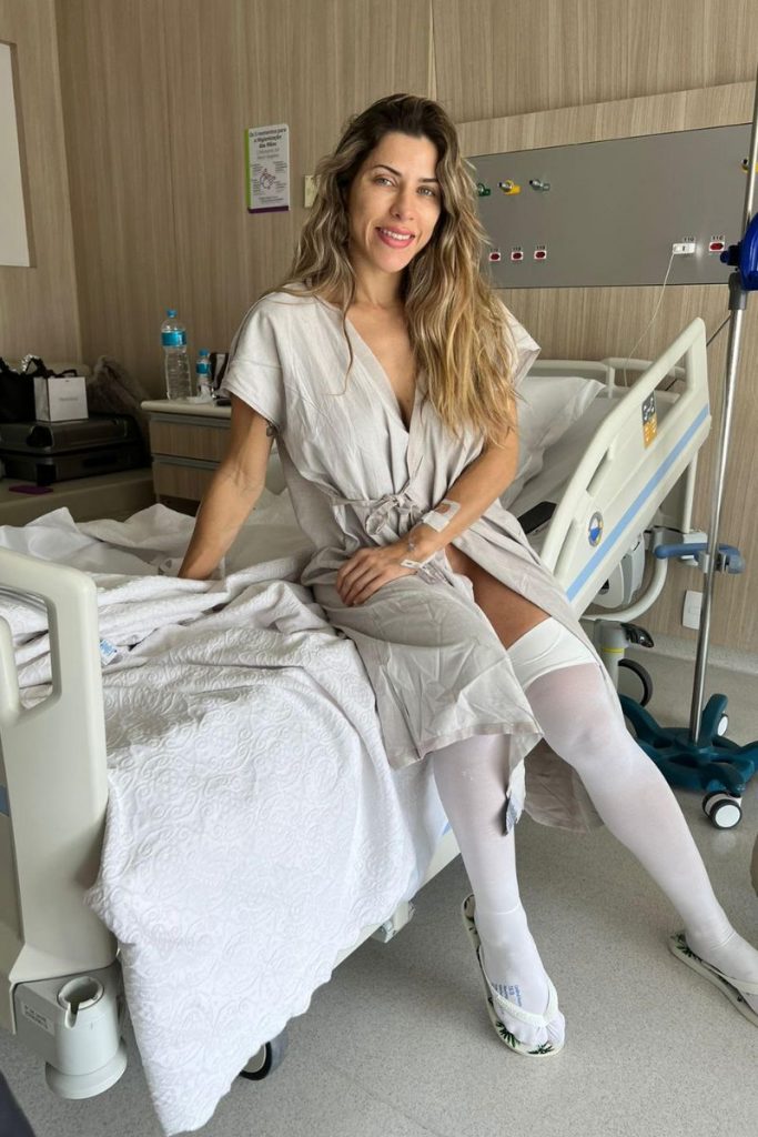 Ana Paula Minerato na cama do hospital