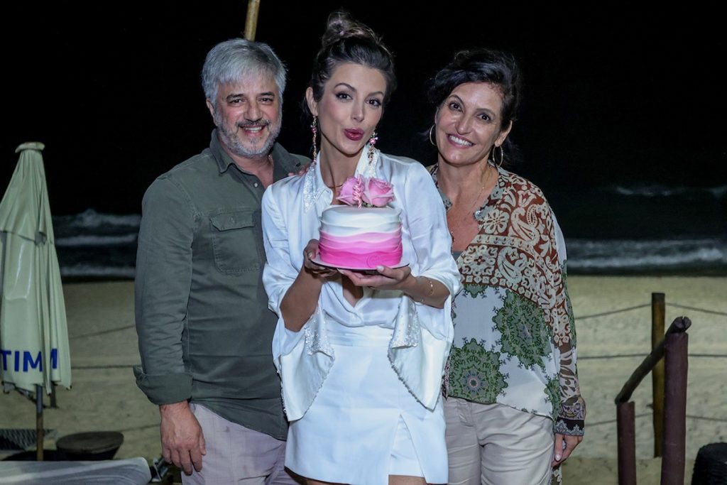 Anaju Dorigon posou com os pais em festa de aniversário