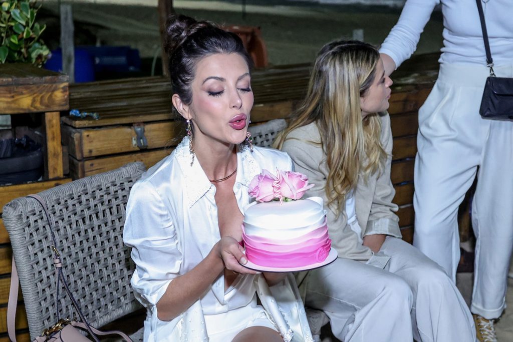 Anaju Dorigon assoprou as velinhas em um bolo branco e rosa