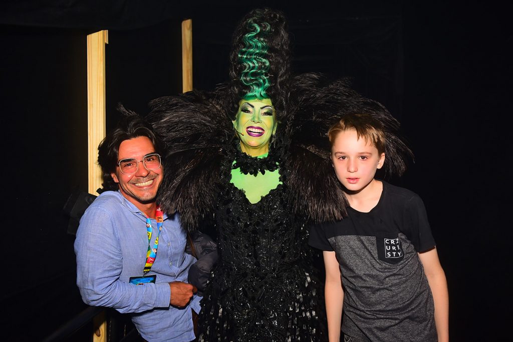 Danielle Winits posou com o marido André Gonçalves e com o filho Guy após estreia de peça