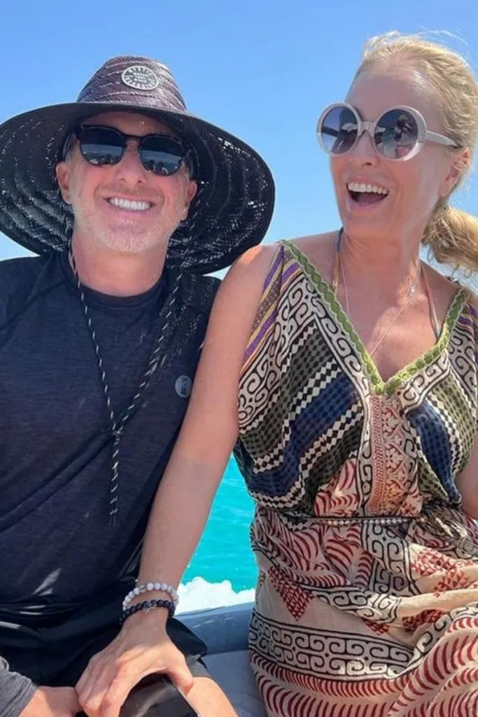 Luciano Huck e Angélica abraçados