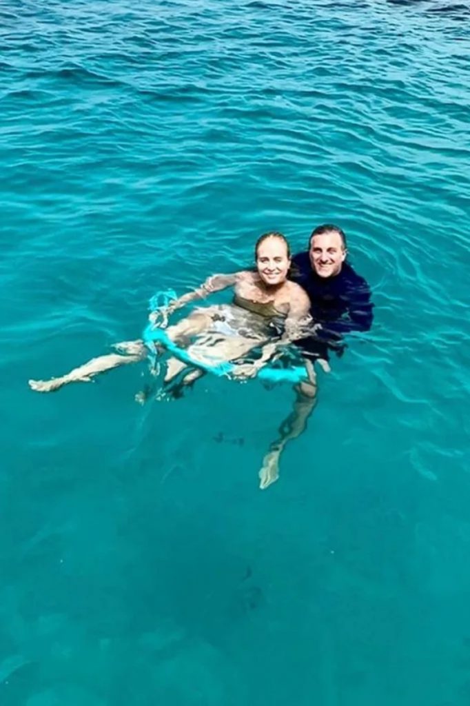Luciano Huck e Angélica abraçados no mar