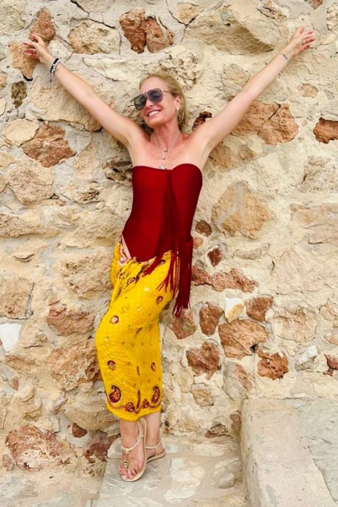 Angélica deitada na areia da praia