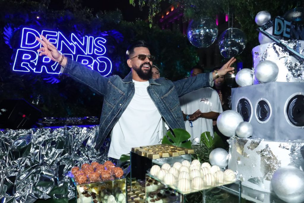 Dennis DJ comemora aniversário