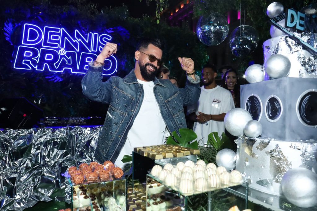 Dennis DJ comemora aniversário