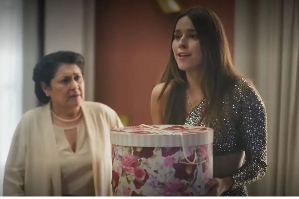 Berenice (Thati Lopes) chega com a caixa contendo uma cobra