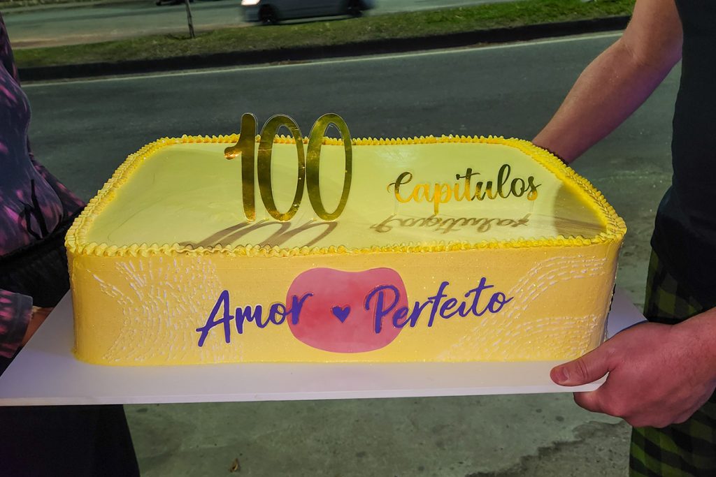 O elenco da trama ganhou um bolo para comemorar o centésimo capítulo