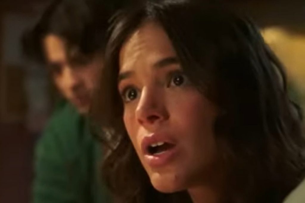 Bruna Marquezine no trailer de Besouro Azul