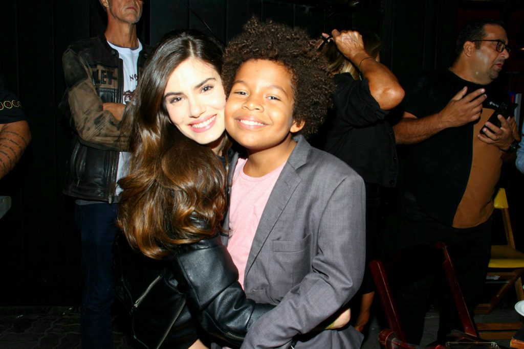 Camila Queiroz encheu Levi Asaf de carinho