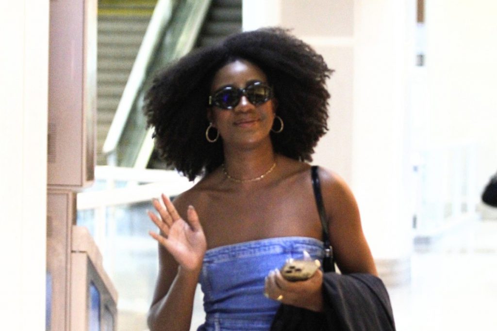 Camilla de Lucas acenou para os fotógrafos em aeroporto