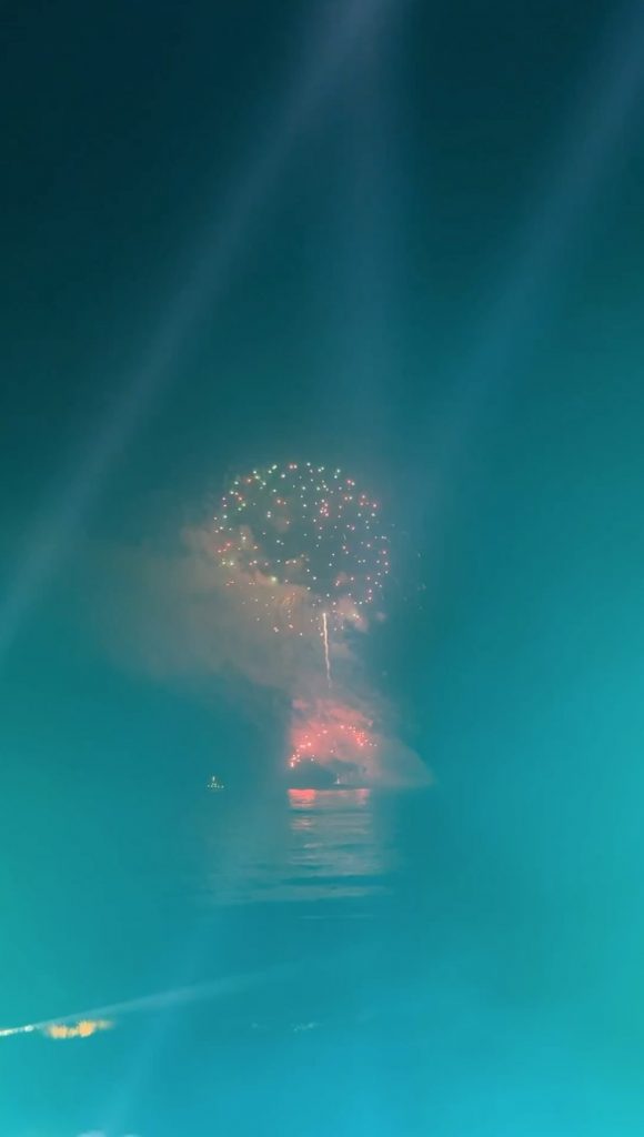 Fogos de artifício encerram festa de Michael Rubin