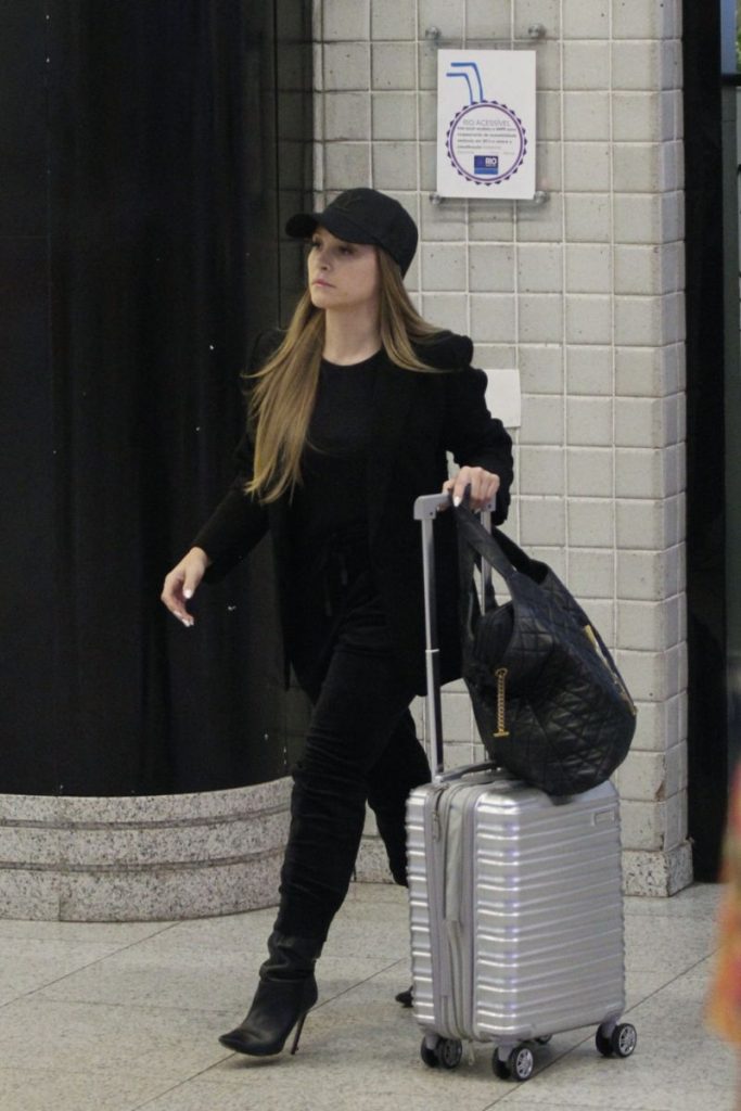 Carla Diaz desembarca no Rio de Janeiro