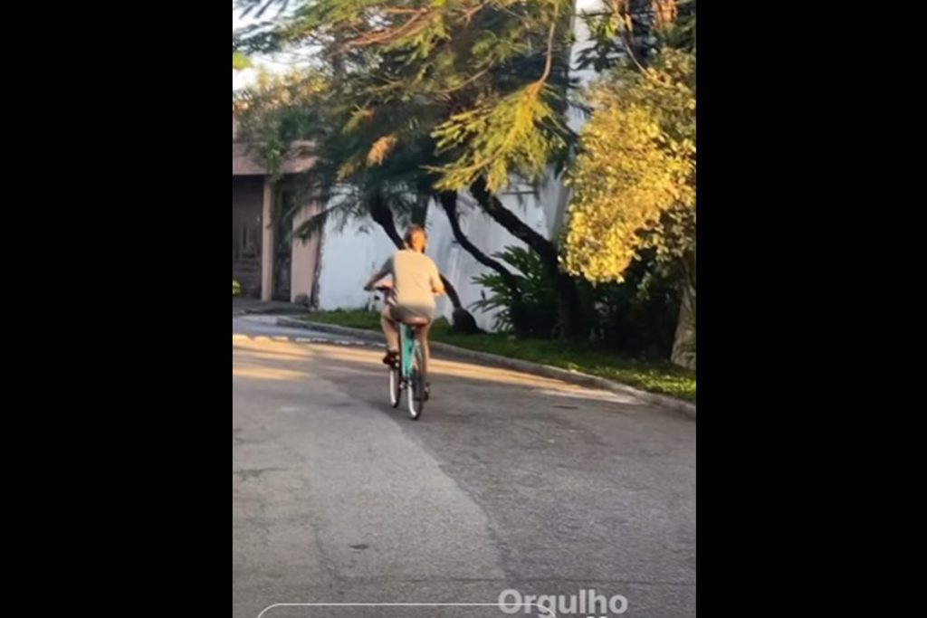 Cauã Reymond se derreteu ao ver a filha andando de bicicleta