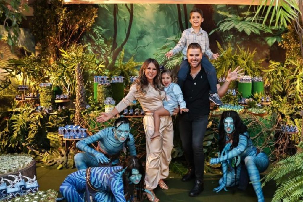 A família de Zé Neto posa no cenário Avatar