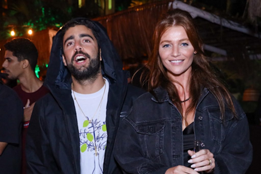 Pedro Scooby e Cintia Dicker posaram para muitas fotos