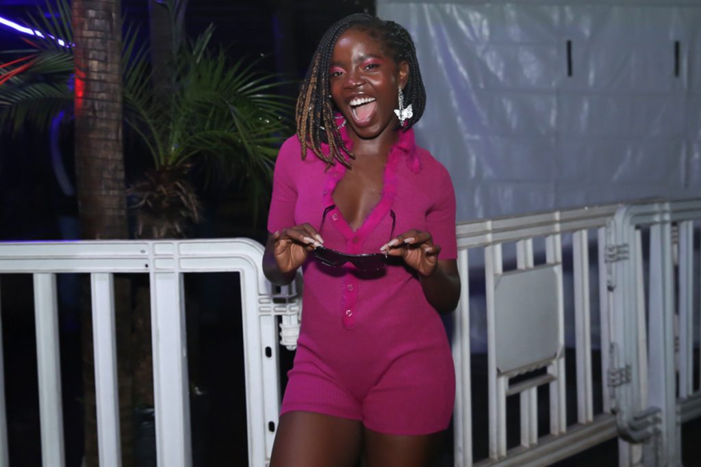 Clara Moneke arrasou com um macaquinho pink