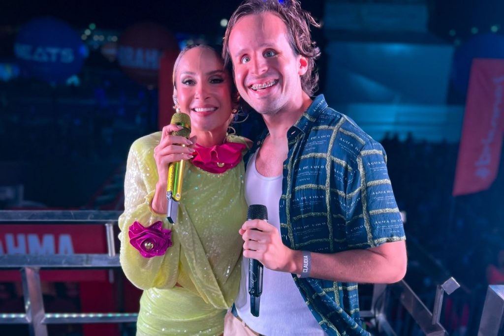 Claudia Leite e Fernando Campos em cima do trio, no Ceará