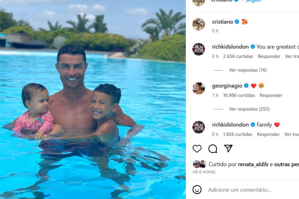 Post de Cristiano Ronaldo na piscina com os filhos