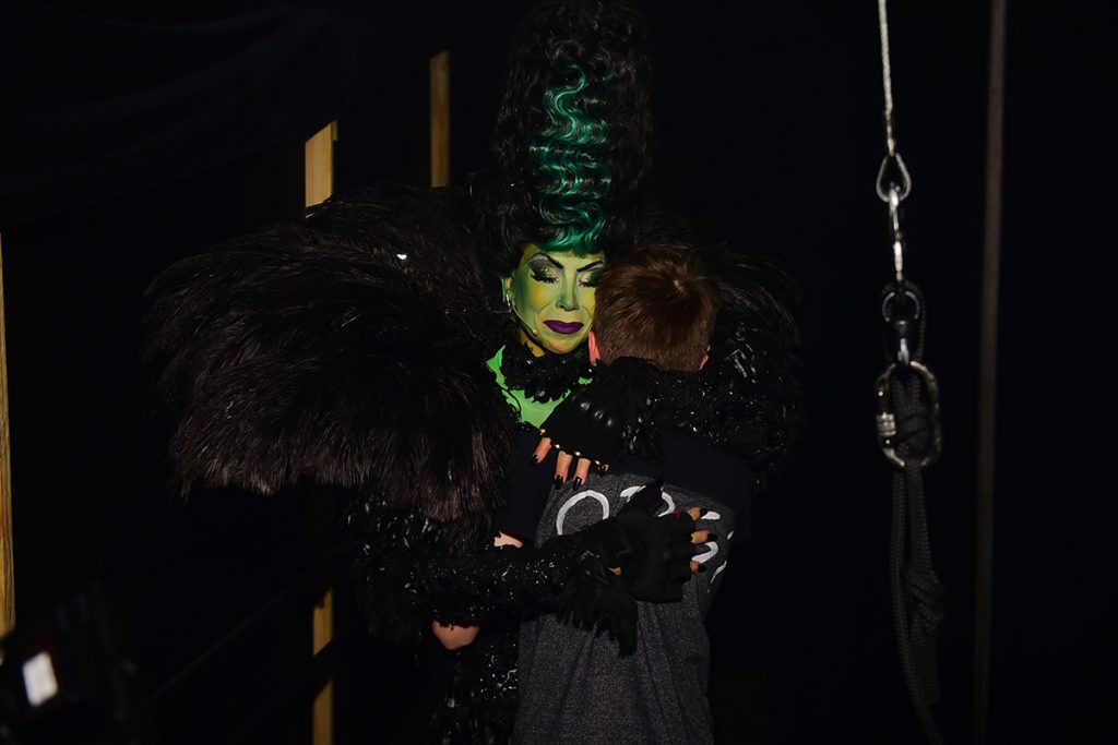 Danielle Winits recebeu o carinho do filho no teatro