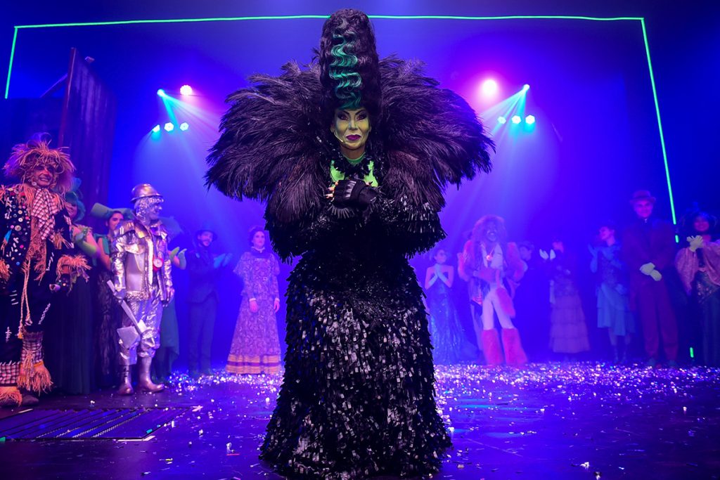 Danielle Winits interpreta a Bruxa Má na peça O Mágico de Oz