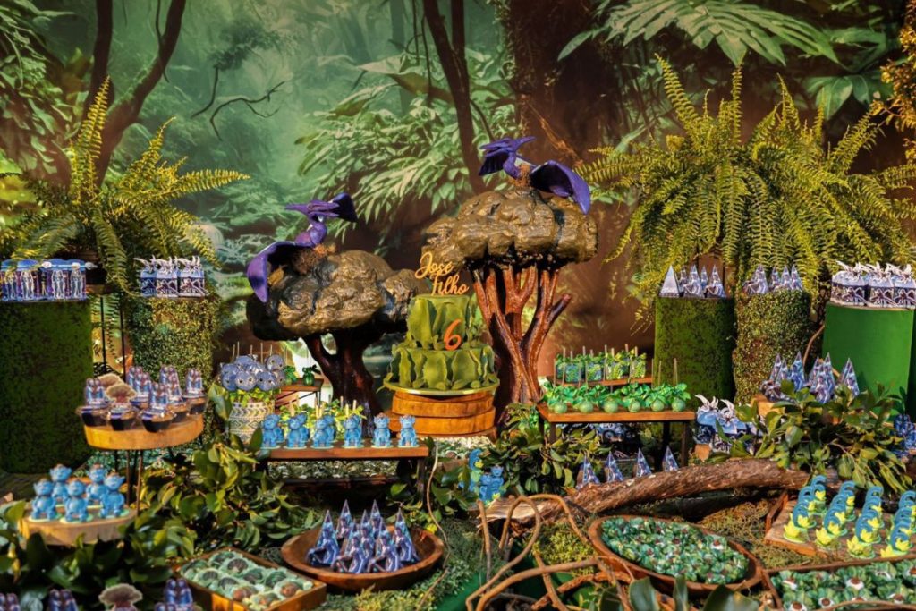 Mesa de doces acompanhando a bela decoração estilo Avatar