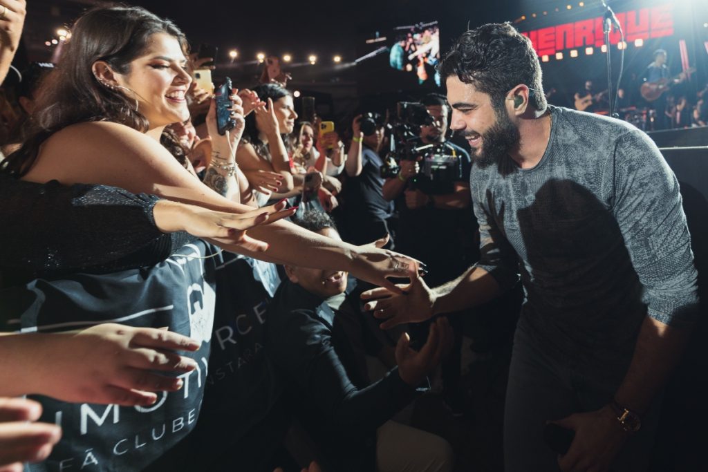 Henrique cumprimenta fãs