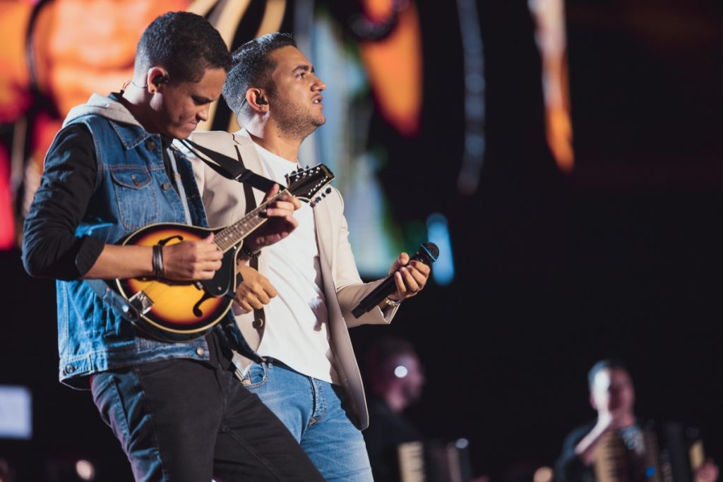 Juliano e músico no palco