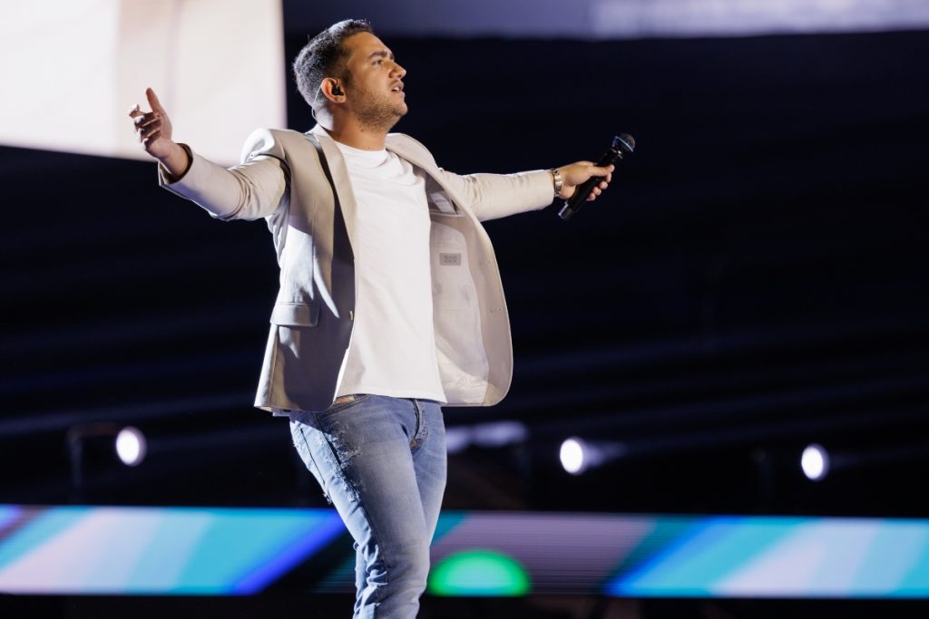 Juliano de braços abertos