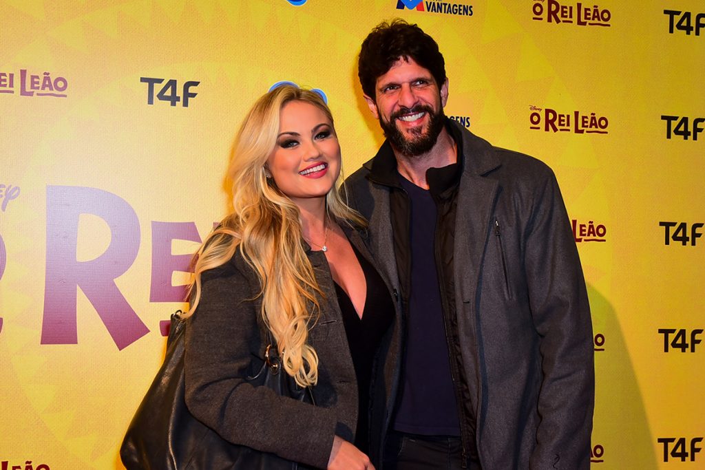 Ellen Rocche posou para muitas fotos ao lado do namorado