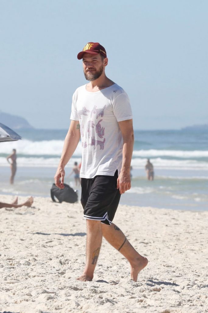 Emílio Dantas caminha pela praia