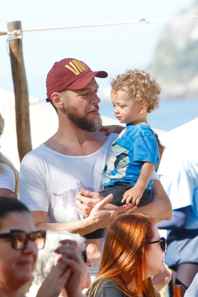 Emílio Dantas com um dos filhos gêmeos