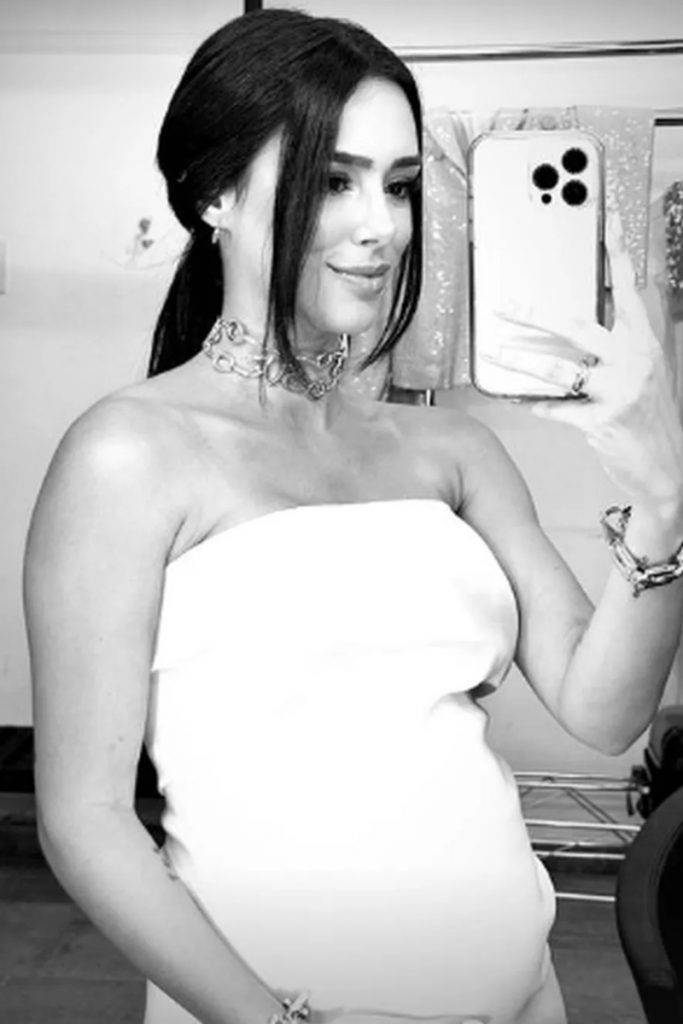 Bruna Biancardi de tomara-que-caia-branco, fazendo selfie  com a mão na barriga 