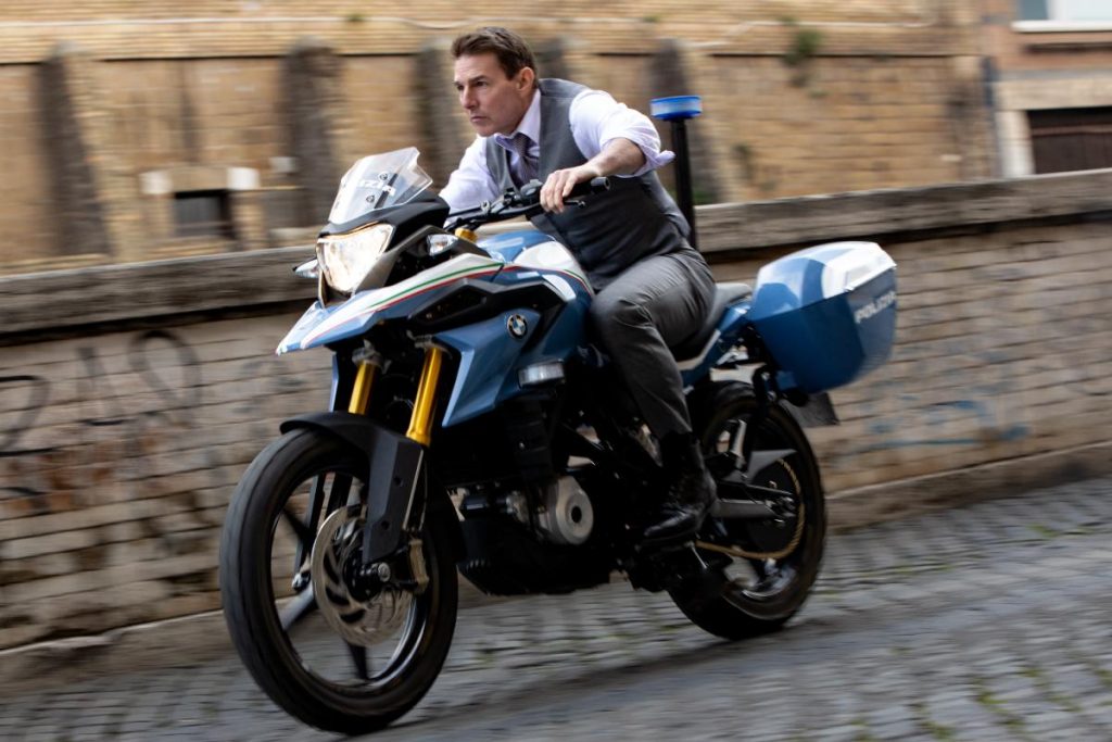 ethan hunt (tom cruise) andando de moto em missão impossível - acerto de contas parte um