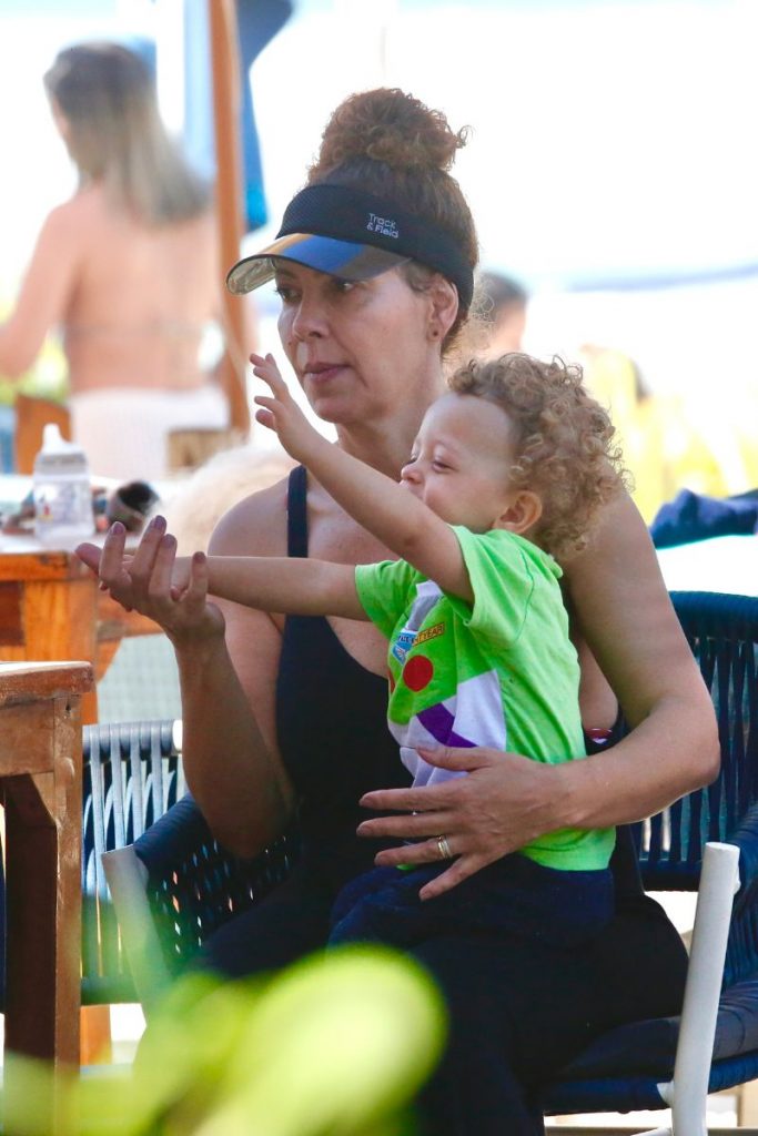 Fabiula com folho em quiosque