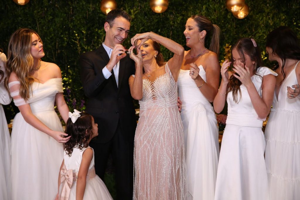 Helô Pinheiro celebra 80 com festão no Rio