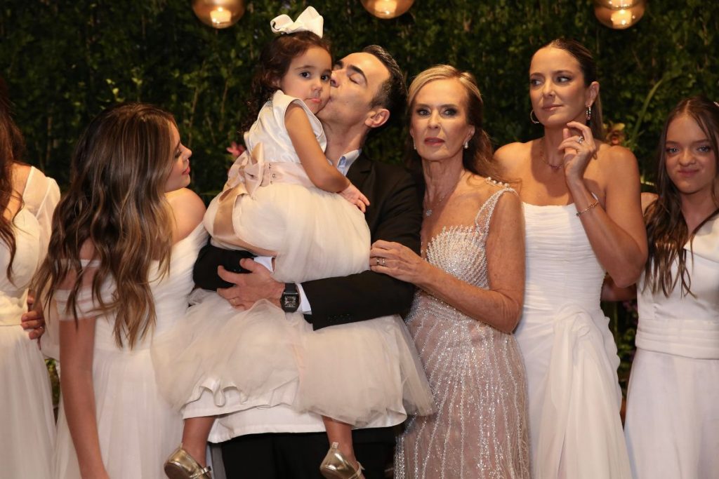 Helô Pinheiro celebra 80 com festão no Rio