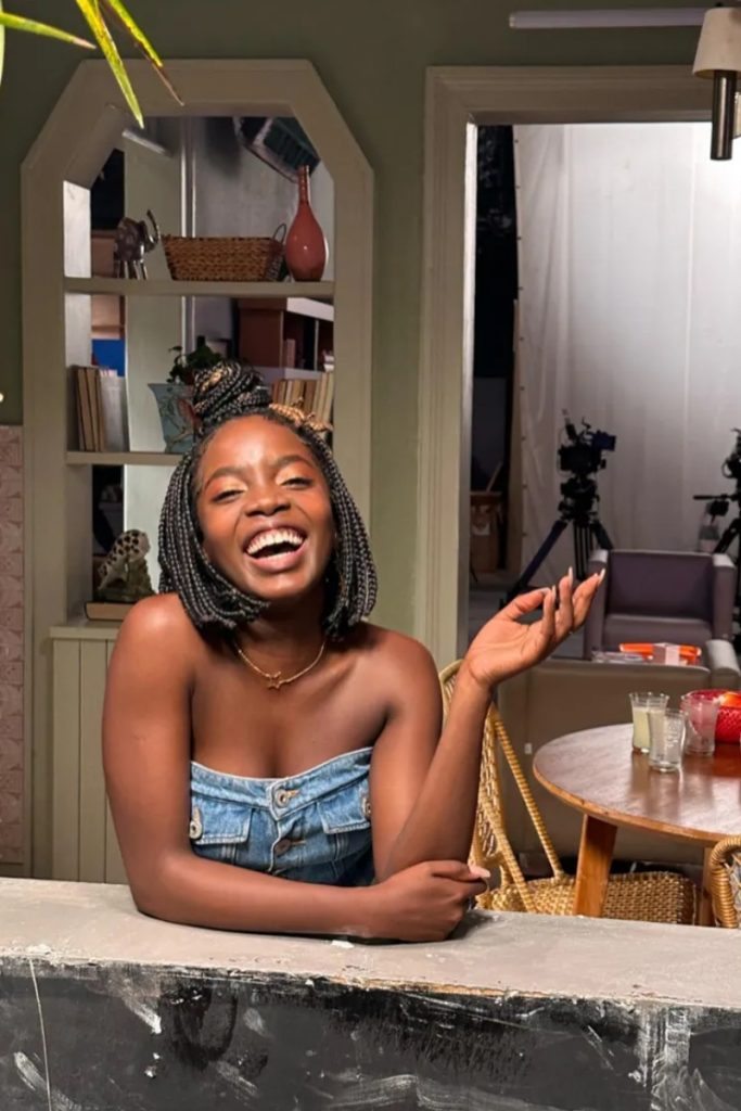 Clara Moneke no cenário de Vai na Fé