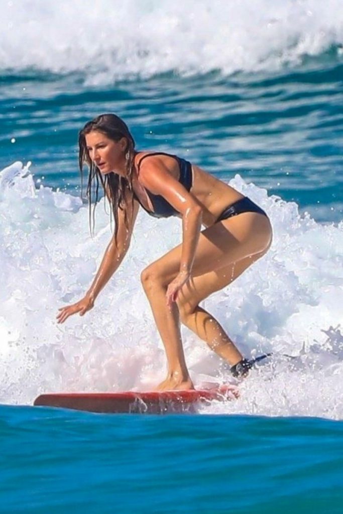 Gisele Bündchen surfa nas águas da Costa Rica