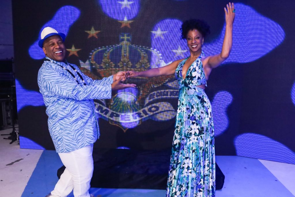 Ailton Graça e Adriana Lessa