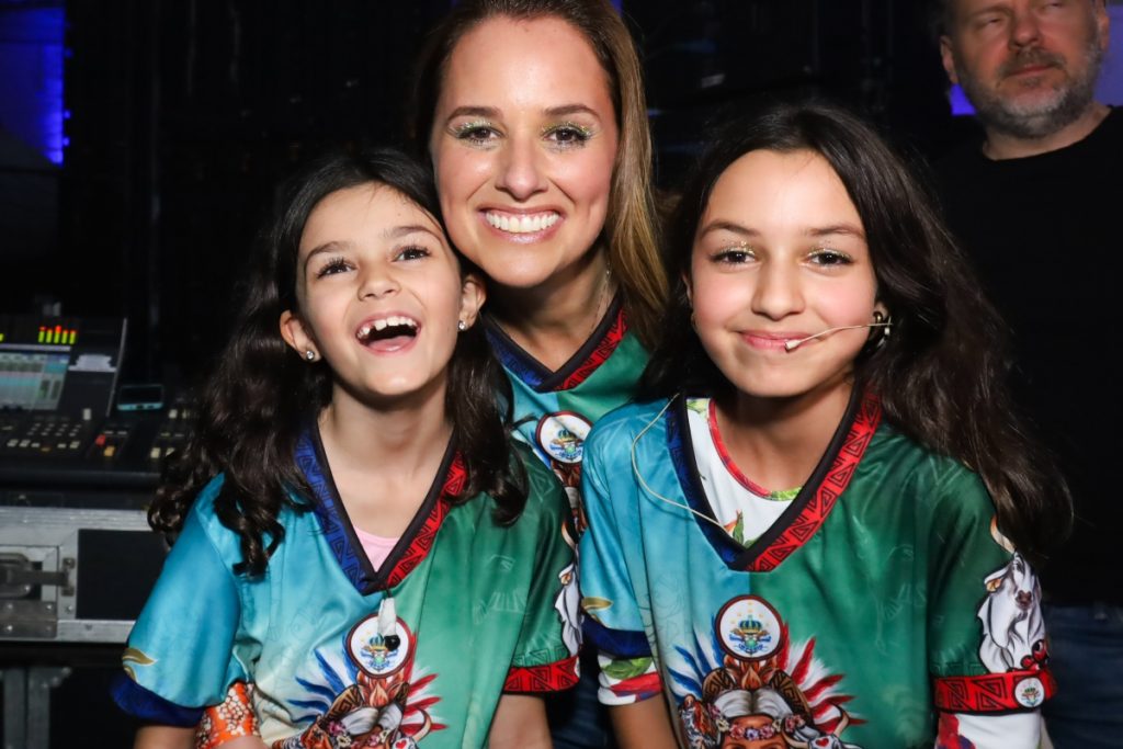 Mariana Belém e as filhas