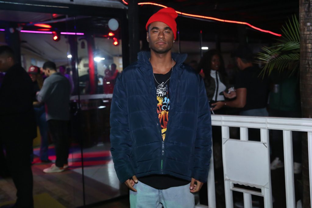 Isacque Lopes posou para muitas fotos