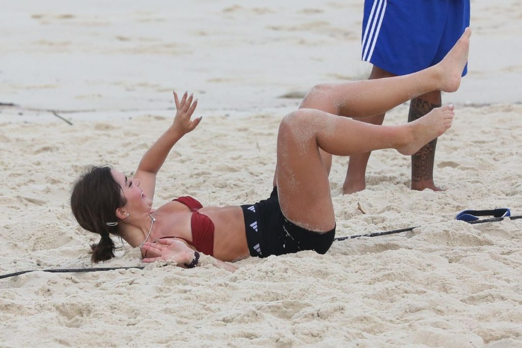 Jade Picon jogando futevôlei