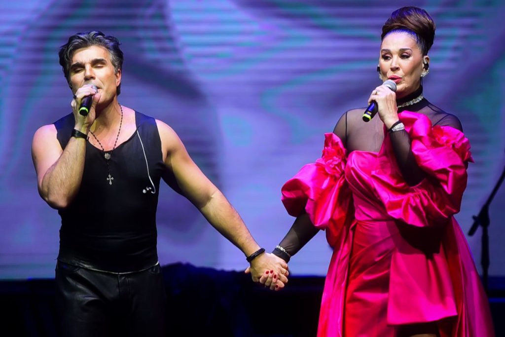 Jarbas Homem de Mello e Claudia Raia cantam 'Love of My Life'