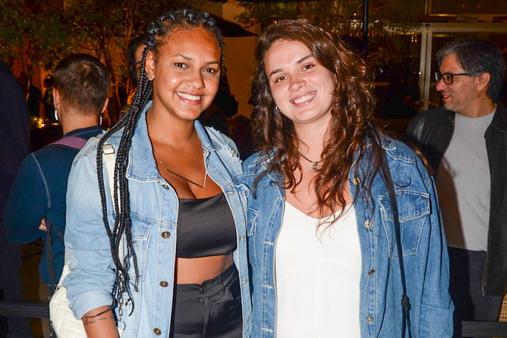 Jessilane e a namorada Sté Frick posaram juntinhas em pré-estreia de filme