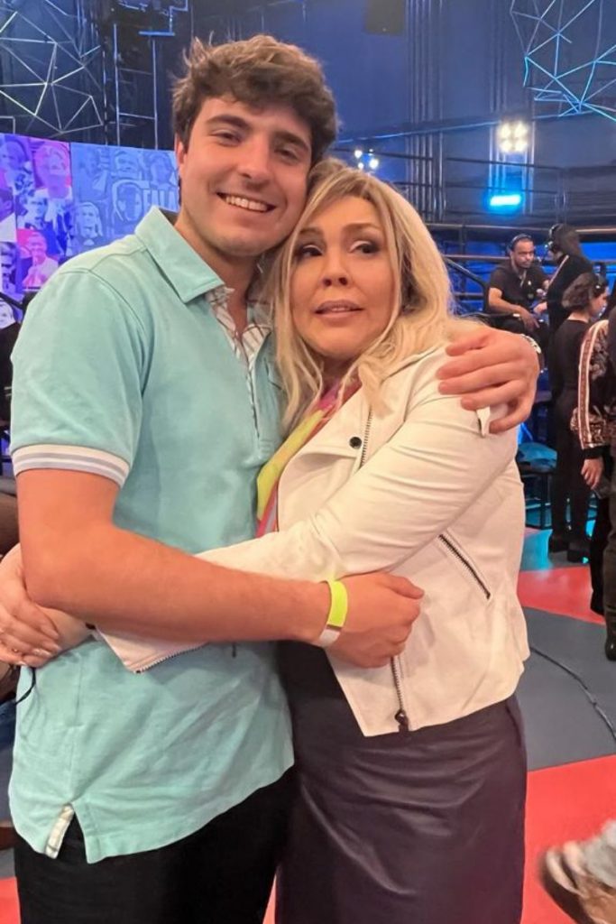 João Augusto Liberato abraça a cantora Simony, no Altas Horas