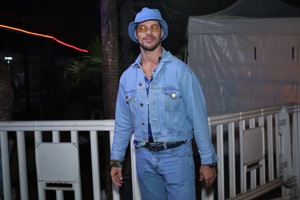 José Loreto arrasou com um look all jeans