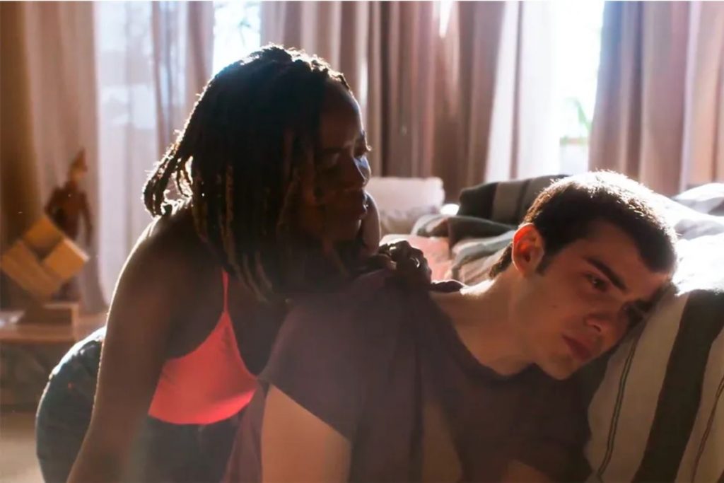 Kate (Clara Moneke) e Rafa (Caio Manhente) chorando em Vai na Fé