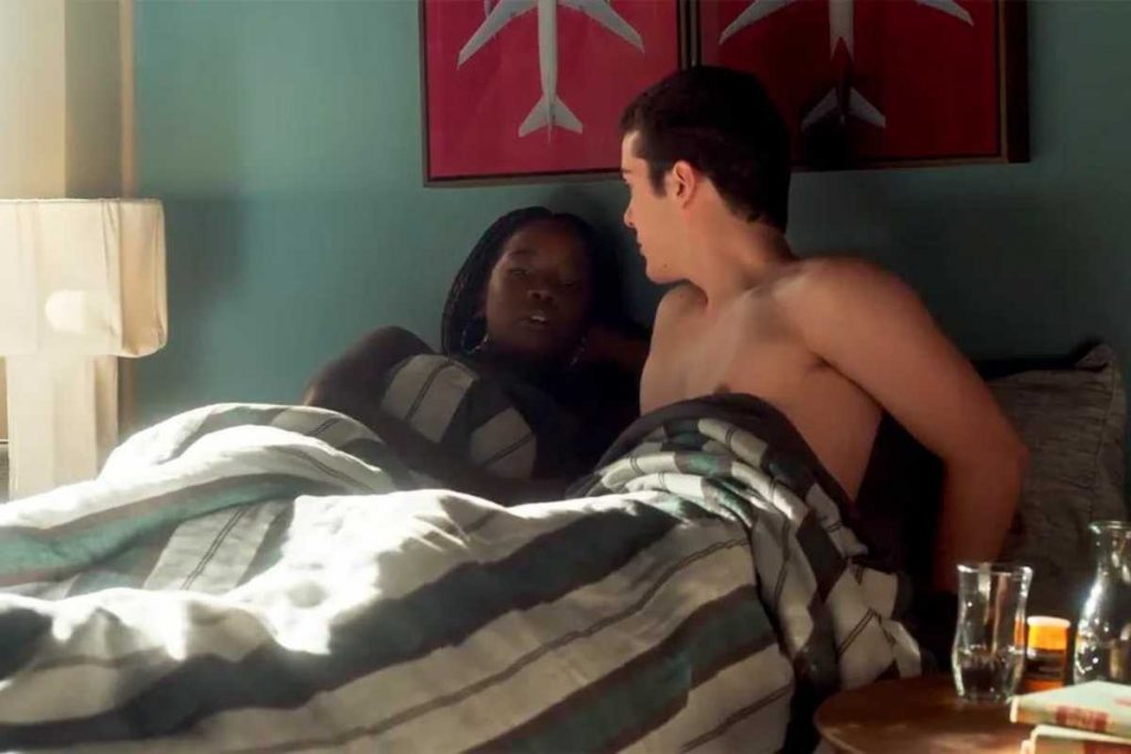 Kate (Clara Moneke) e Rafa (Caio Manhente) transando em Vai na Fé