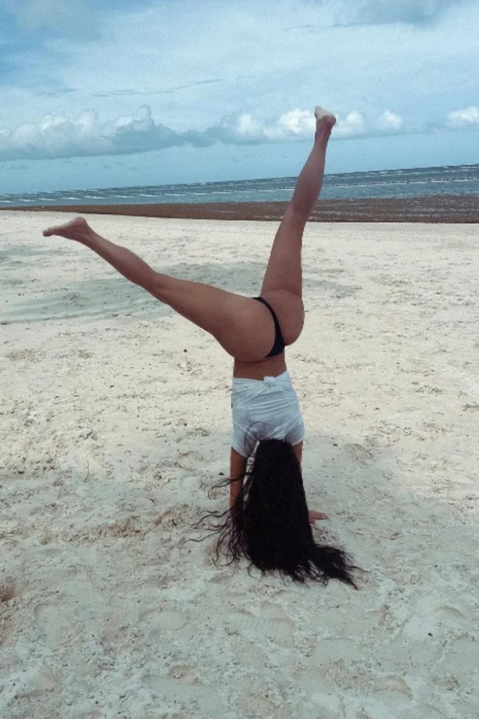 Kim Kardashian de camisa branca e biquíni preto