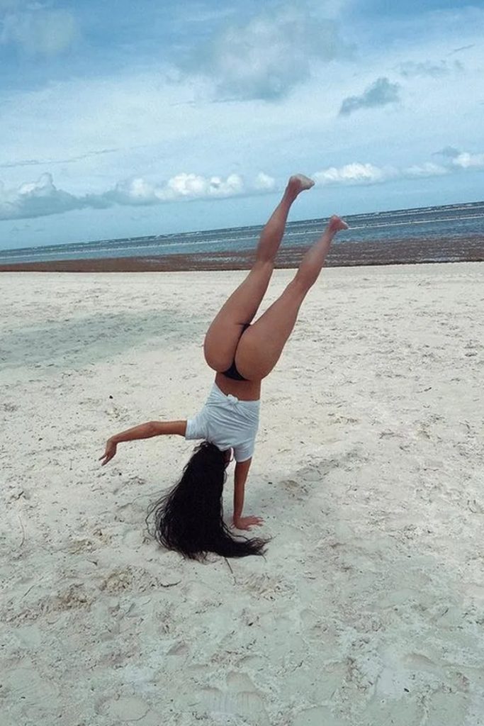 Kim Kardashian de camisa branca e biquíni preto